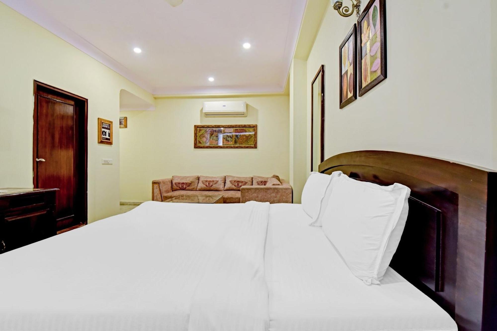 Collection O Hotel Four Boutique Kukas ภายนอก รูปภาพ